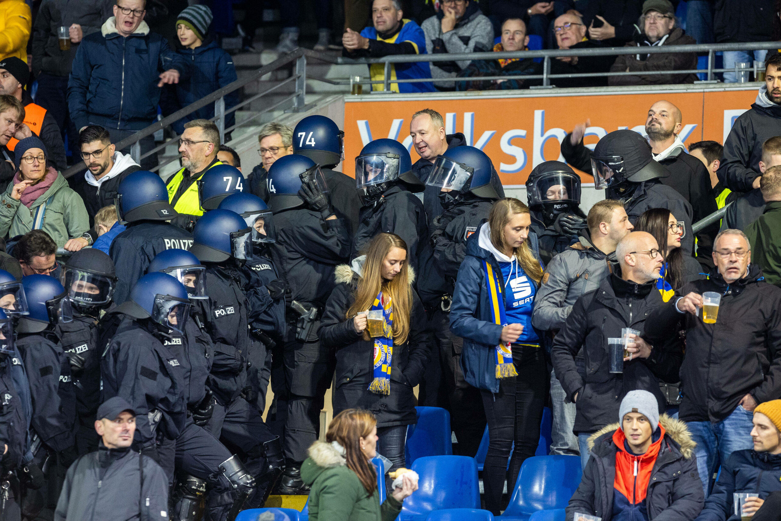 Polizei im Eintracht-Stadion im Fan-Block.