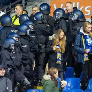 Polizei im Eintracht-Stadion im Fan-Block.