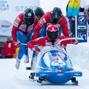 Der Schweizer-Bob um Michael Vogt beim Start.