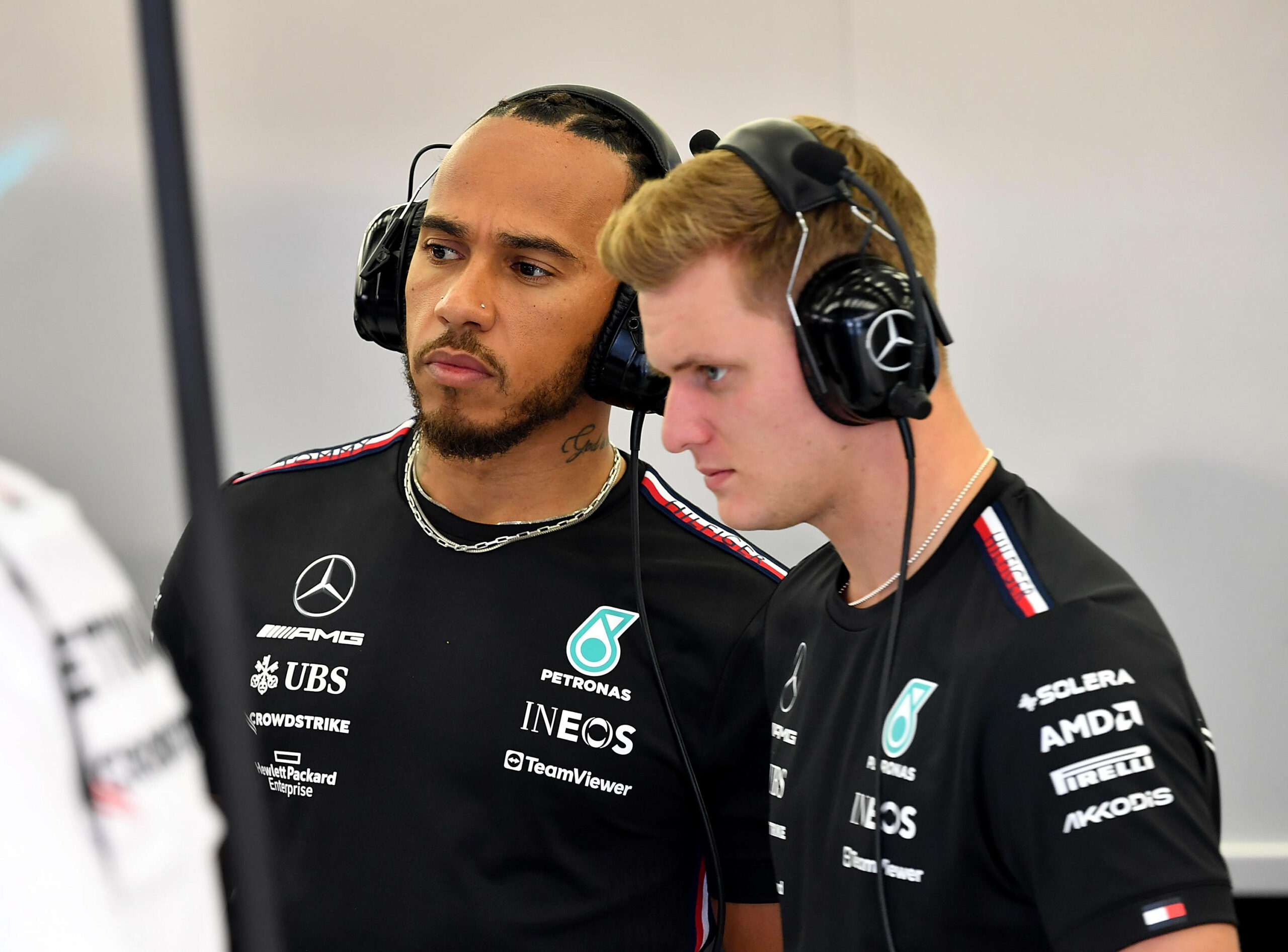Lewis Hamilton und Mick Schumacher mit Headsets in der Mercedes-Box