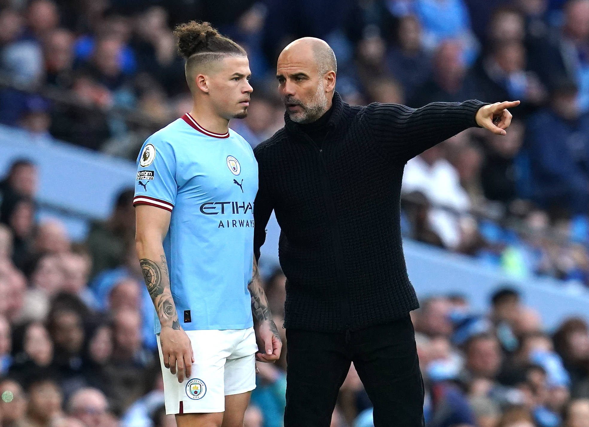 Pep Guardiola gibt Kalvin Phillips die letzten Anweisung vor seiner Einwechslung