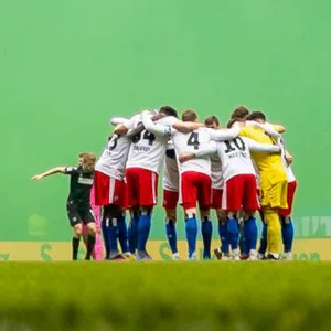 Grüner Rauch weht durch das Volksparkstadion