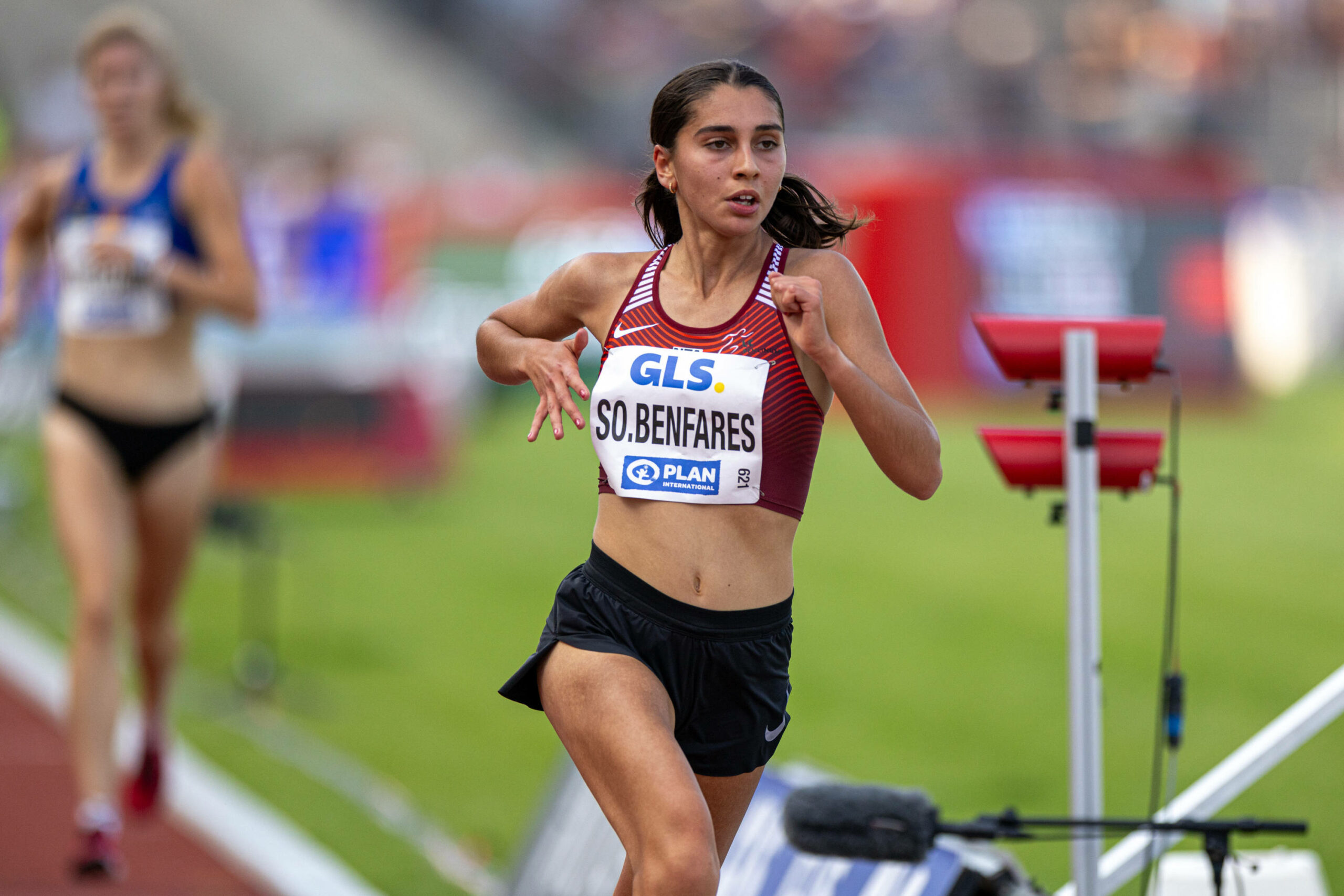 Sofia Benfares läuft ein Rennen.