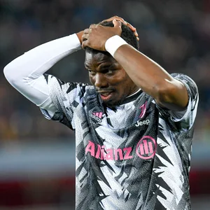 Paul Pogba schlägt die Hände über seinem Kopf zusammen.