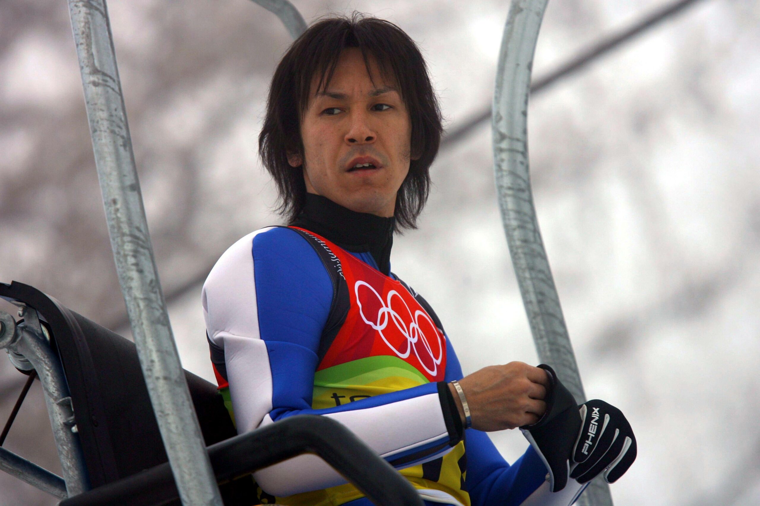 Noriaki Kasai sitzt ohne Helm im Skilift.
