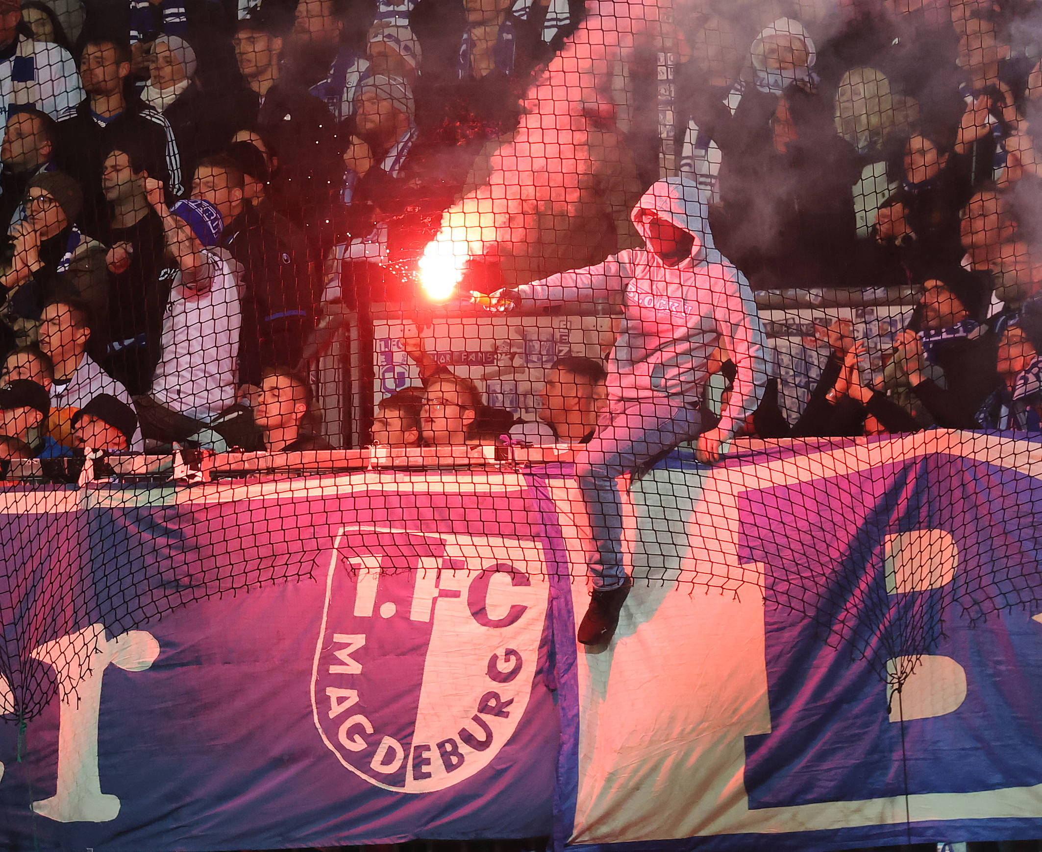 Magdeburg-Fans zünden Pyrotechnik in der Kurve.