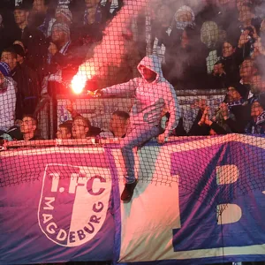 Magdeburg-Fans zünden Pyrotechnik in der Kurve.