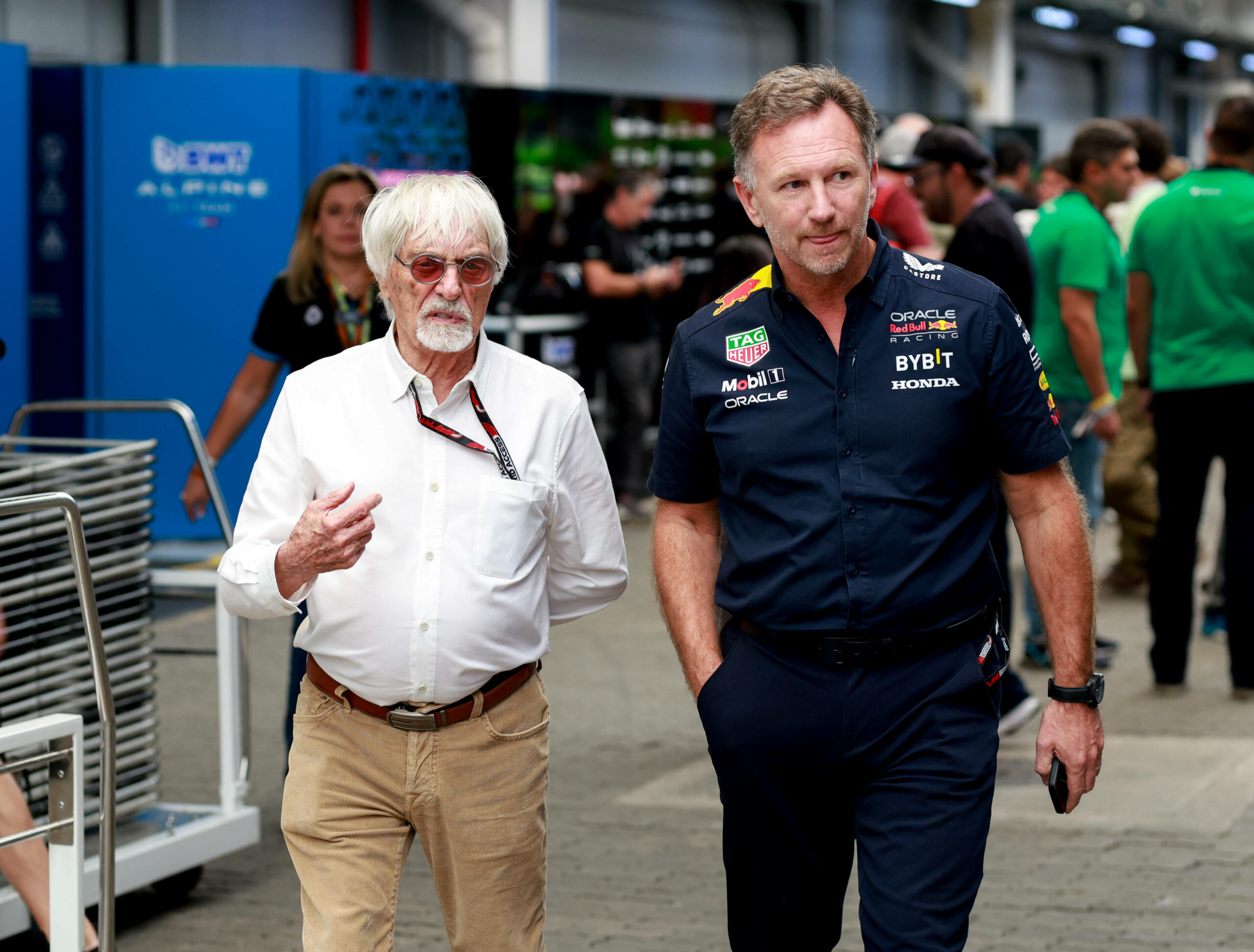 Bernie Ecclestone (l.) und Christian Horner gehen nebeneinander her.