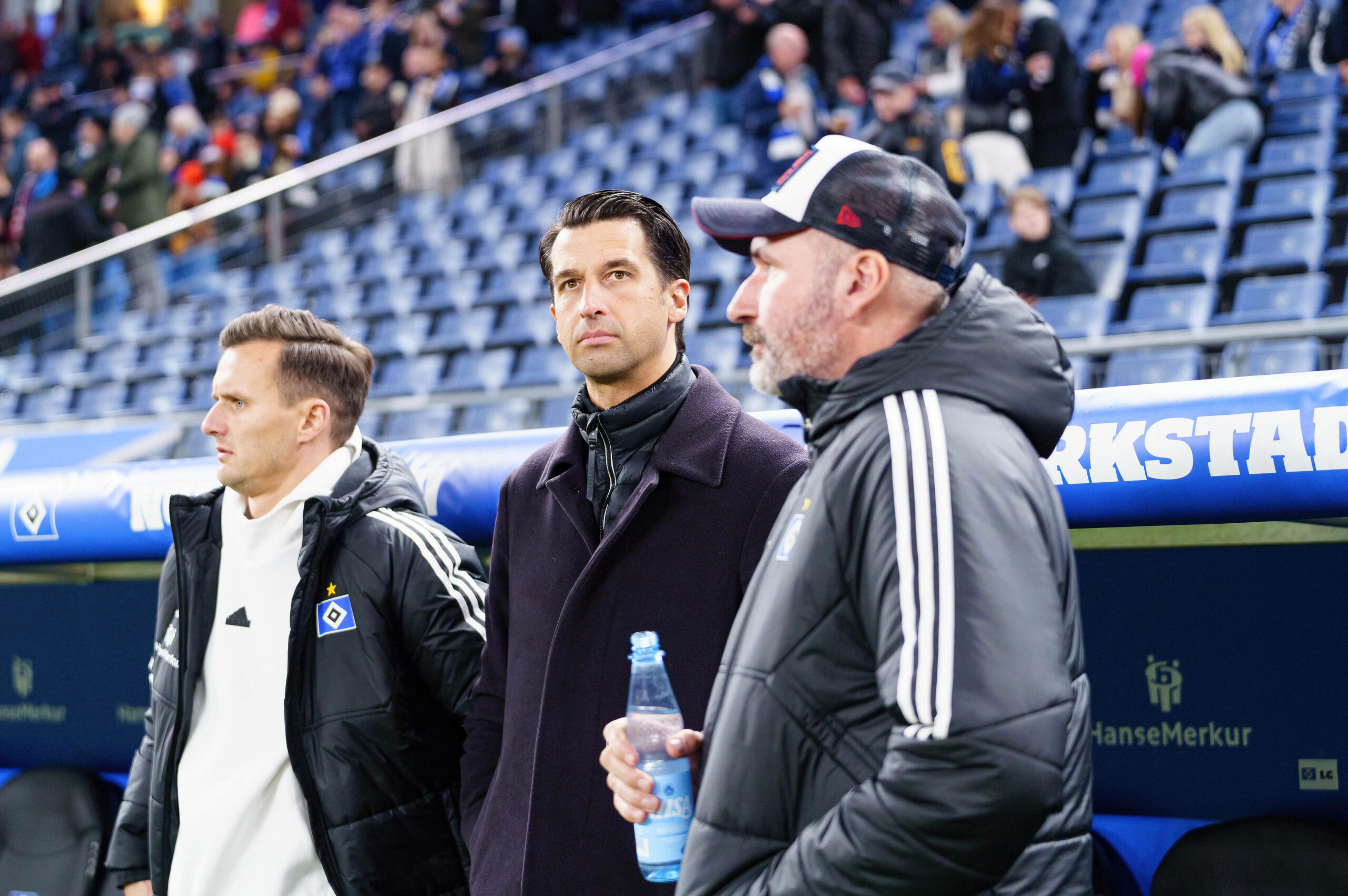 HSV-Sportvorstand Jonas Boldt (Mitte) und Sportdirektor Claus Costa (l.) konnten Trainer Tim Walter keinen neuen Innenverteidiger präsentieren.