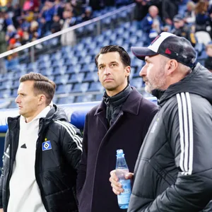 HSV-Sportvorstand Jonas Boldt (Mitte) und Sportdirektor Claus Costa (l.) konnten Trainer Tim Walter keinen neuen Innenverteidiger präsentieren.