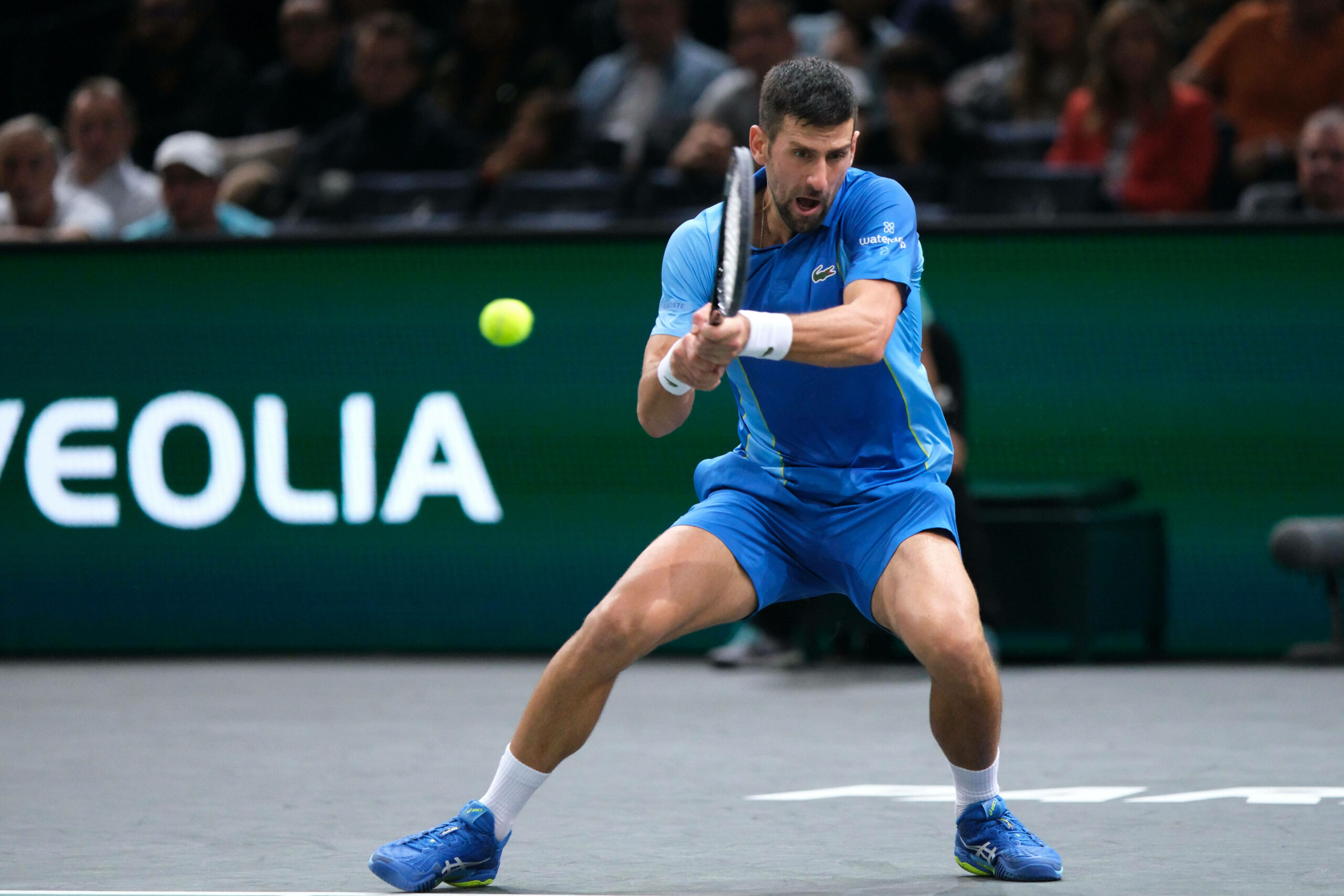 Novak Djokovic schlägt den Tennisball bei den Australian Open.