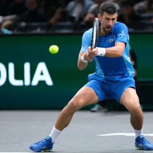 Novak Djokovic schlägt den Tennisball bei den Australian Open.