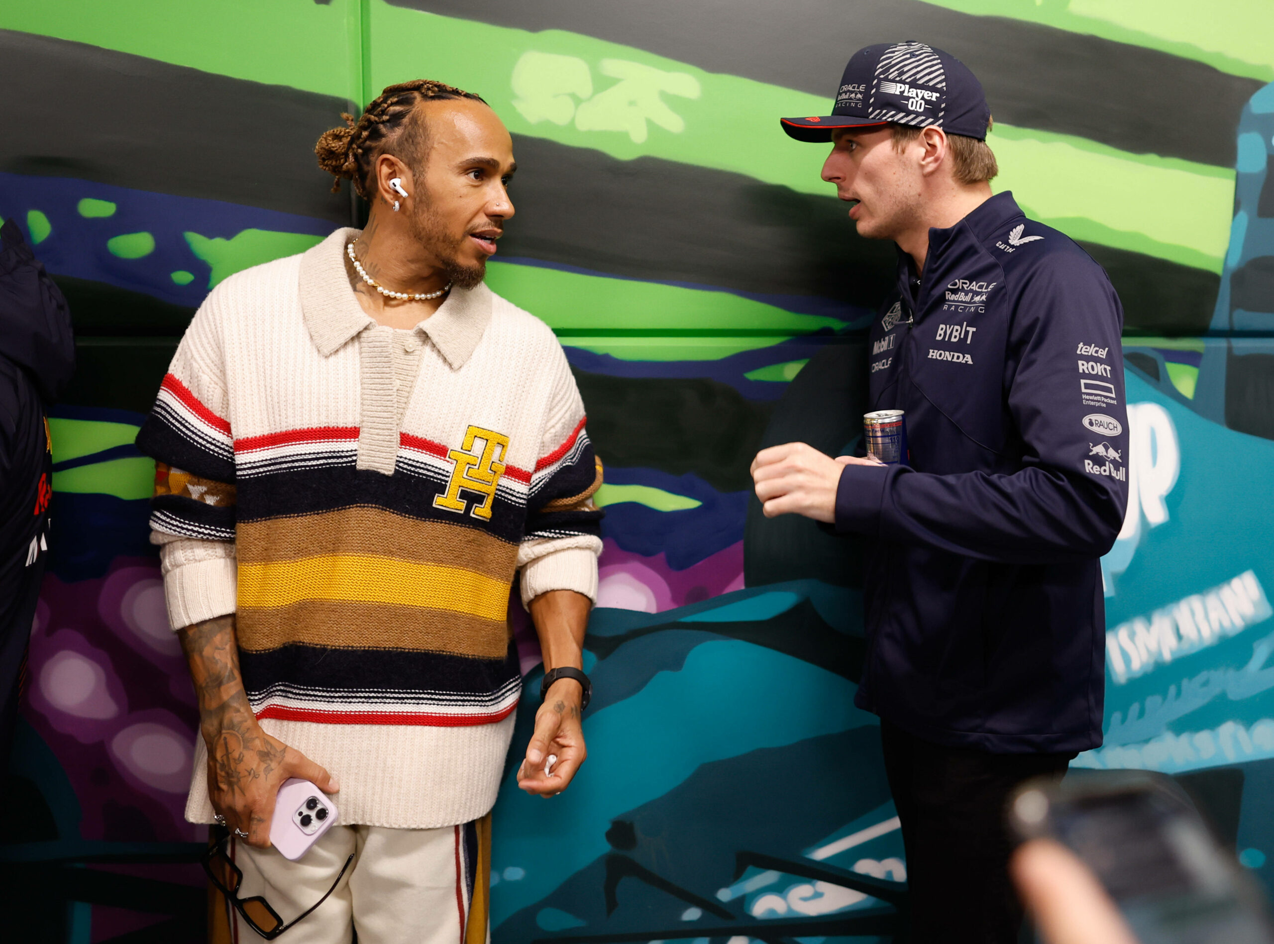 Lewis Hamilton (l.) spricht mit Max Verstappen.