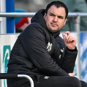 Niko Laukötter (r.) guckt irritiert an der Seitenlinie.