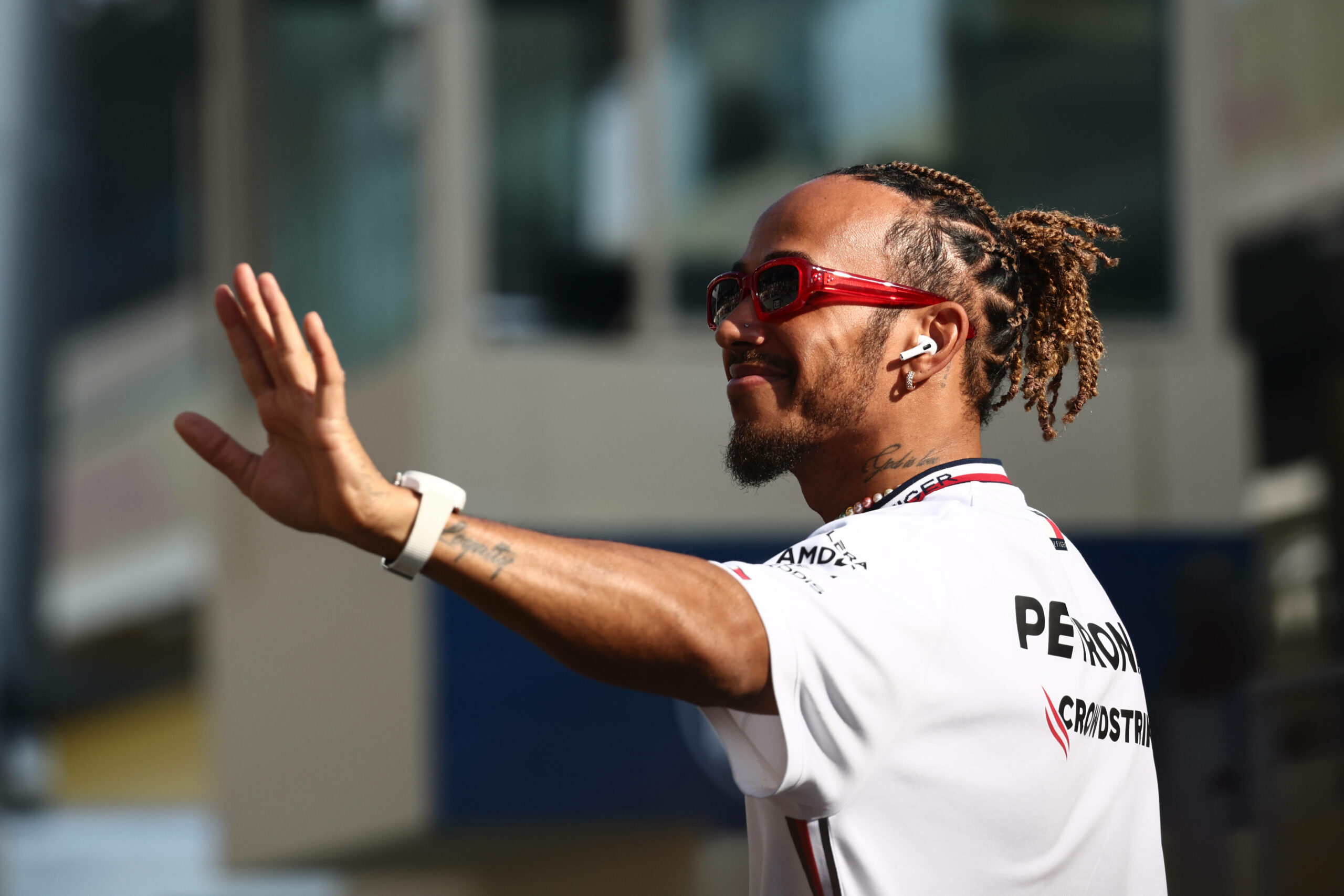 Lewis Hamilton winkt
