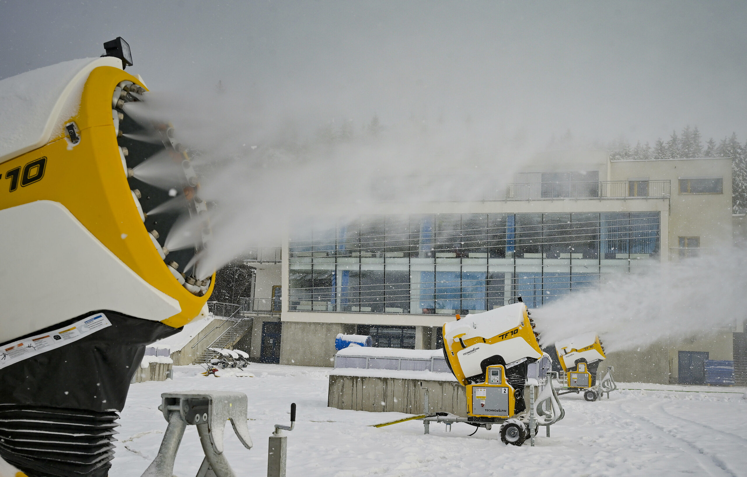 Die Schneemaschinen produzieren Kunstschnee für die WM in Nove Mesto