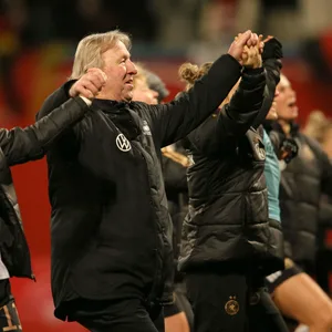Horst Hrubesch bejubelt mit den DFB-Frauen ihren Sieg.