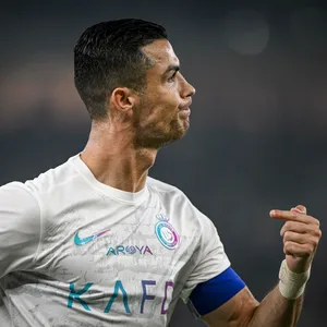 Christiano Ronaldo zeigt mit enttäuschtem Gesichtsausdruck auf sich selbst.