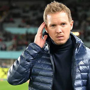 Julian Nagelsmann fasst sich an den Kopf.