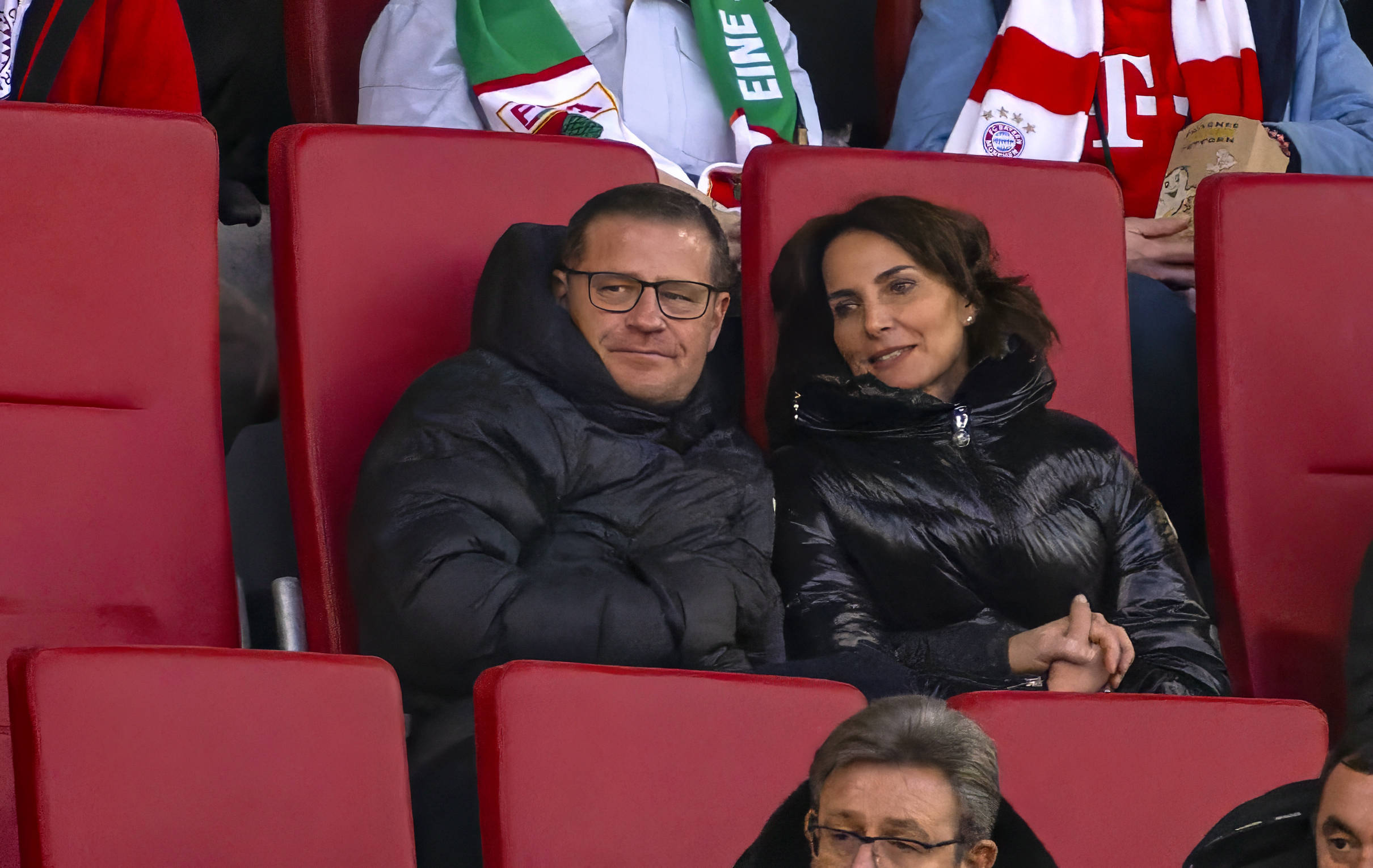 Max Eberl mit seiner Freundin auf der Tribüne der Allianz Arena