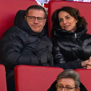 Max Eberl mit seiner Freundin auf der Tribüne der Allianz Arena