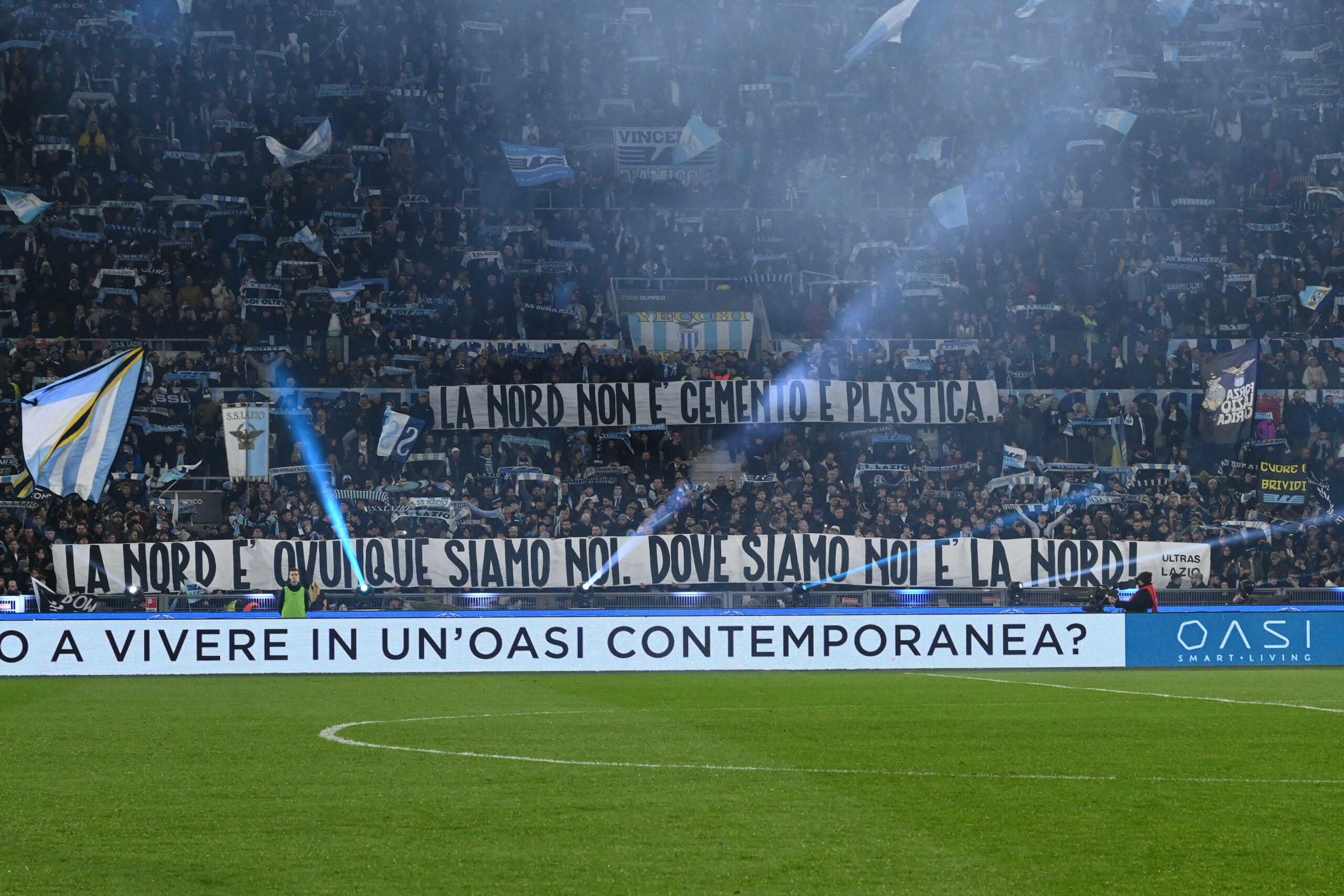 Die Fans von Lazio Rom zeigen ihren Support über ein Banner.