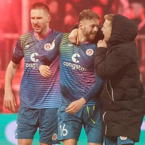 Karol Mets, Torschütze Carlo Boukhalfa und Johannes Eggestein nach dem 2:2 gegen Düsseldorf