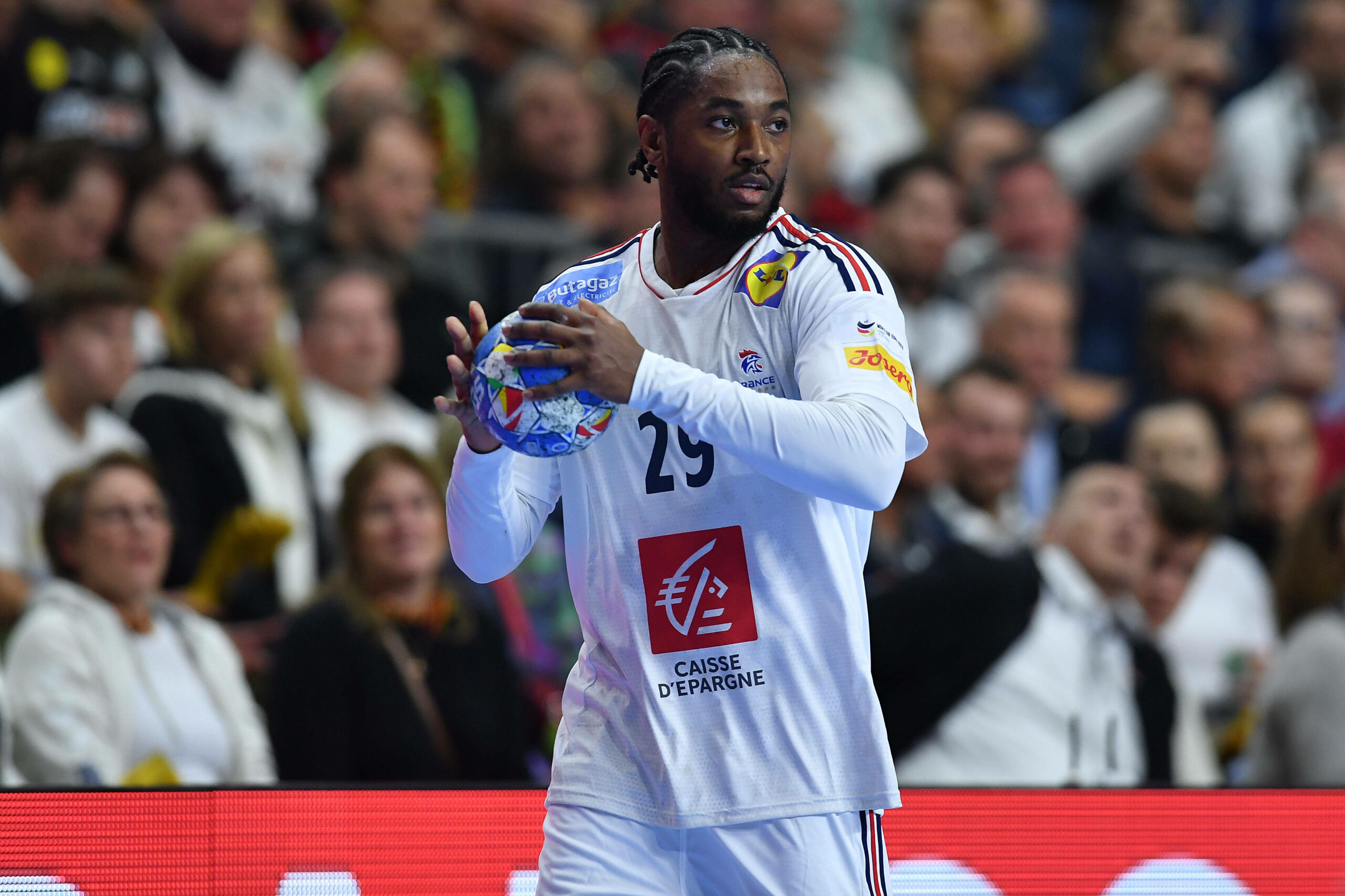 Handball-Profi Kounkoud mit dem Ball in der Hand gegen Österreich