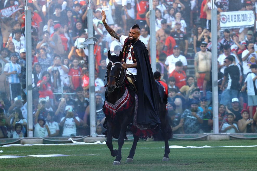 Arturo Vidal reitet auf einem Pferd über den Rasen