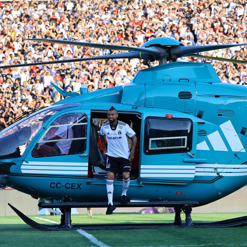 Arturo Vidal steigt aus einem Helikopter