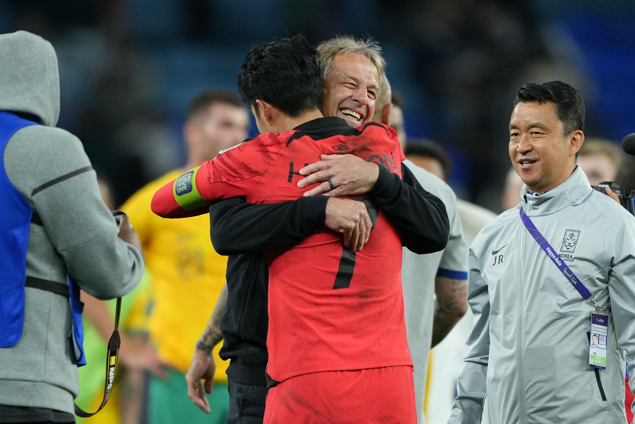 Jürgen Klinsmann und Heung-Min Son liegen sich in den Armen nach dem Sieg gegen Australien.