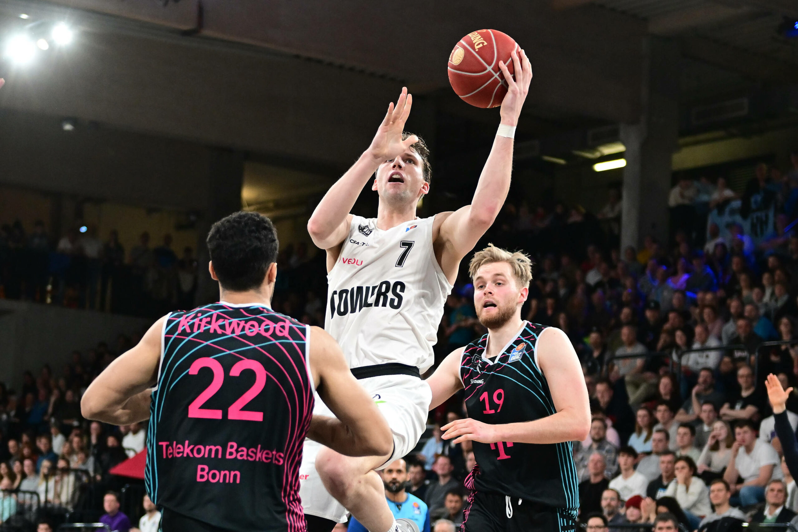 Lukas Meisner steigt gegen die Baskets Bonn in die Luft.