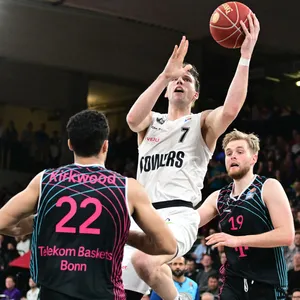 Lukas Meisner steigt gegen die Baskets Bonn in die Luft.