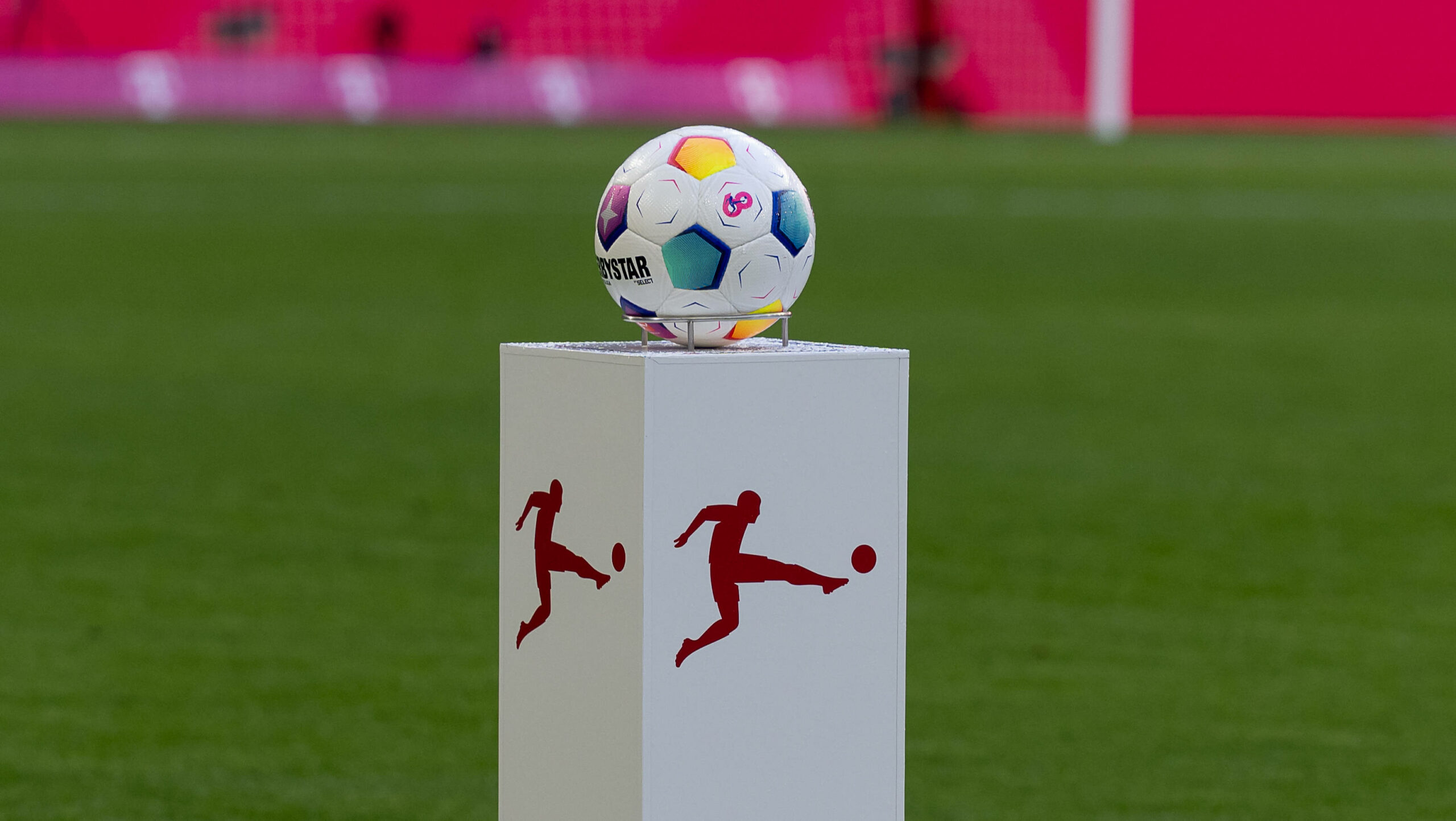 Der Bundesligaball vor dem Anpfiff auf einer Stele