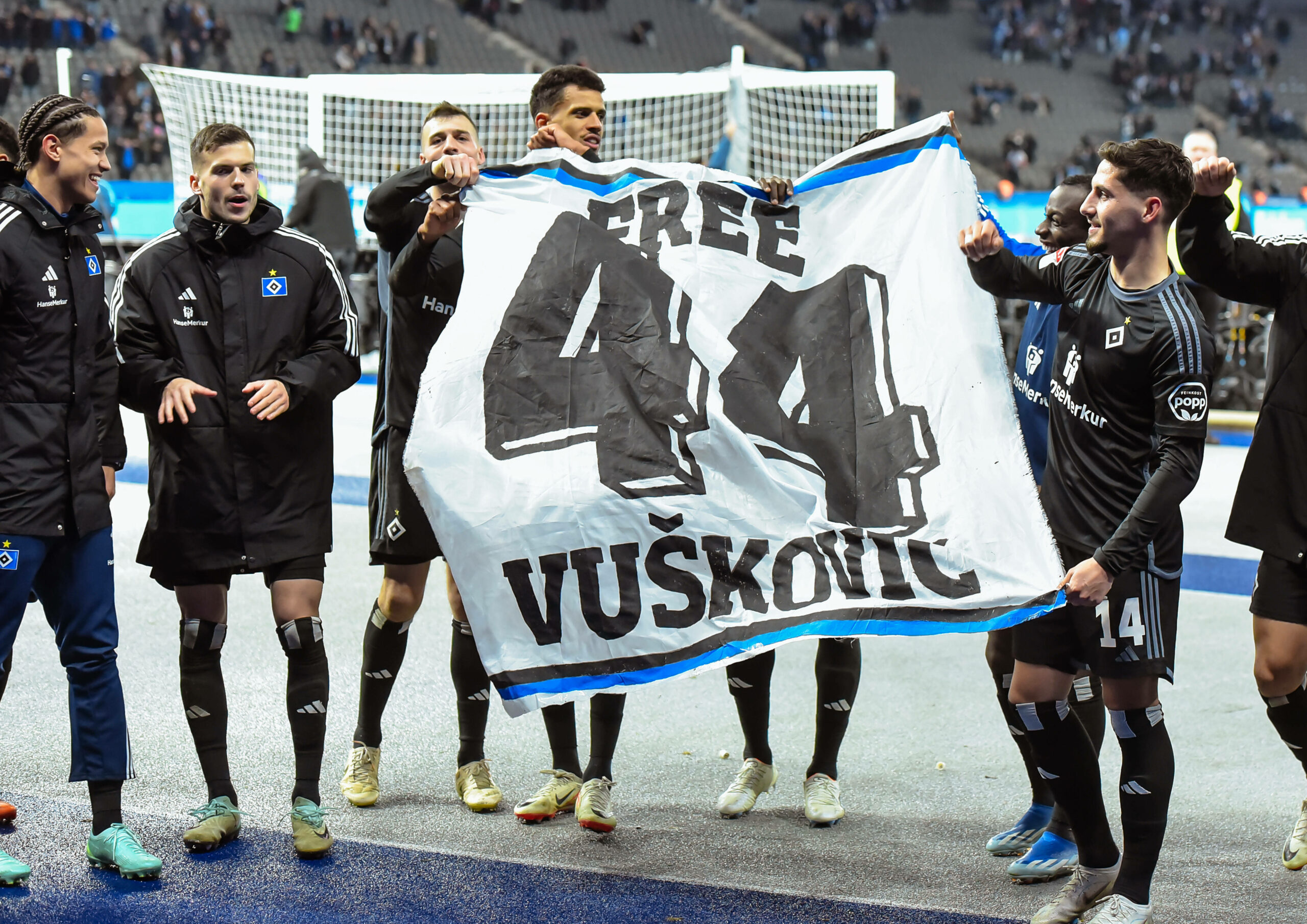 Die HSV-Spieler demonstrieren für ihren gesperrten Kollegen Mario Vuskovic.