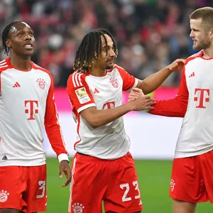 Mathys Tel, Sacha Boey und Eric Dier klatschen ab