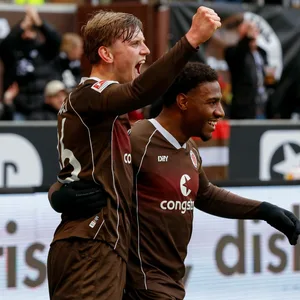 Aljoscha Kemlein und Oladapo Afolayan jubeln nach dem Treffer zum 2:0 gegen Fürth.