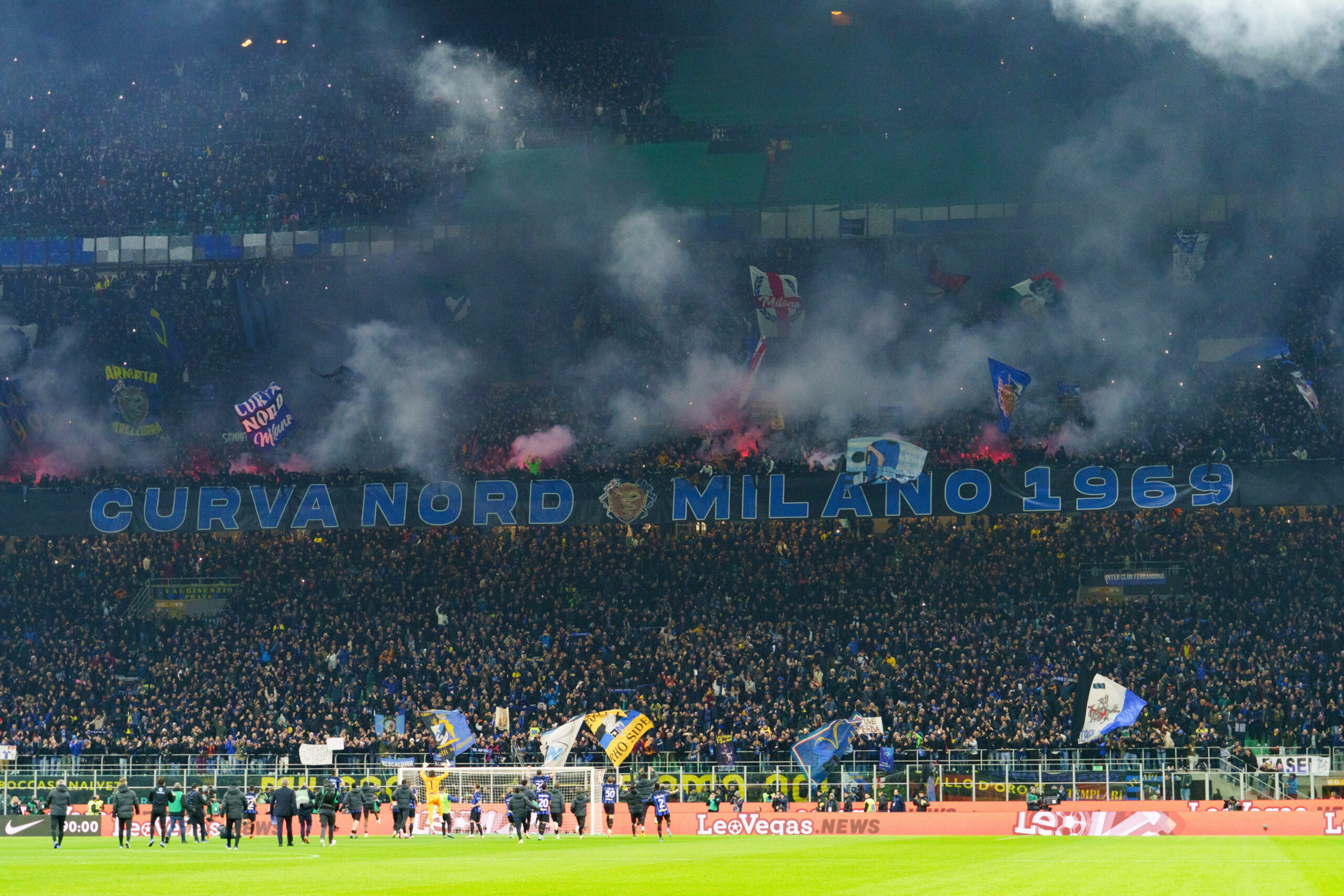 Fans zünden auf der Tribüne Pyrotechnik.