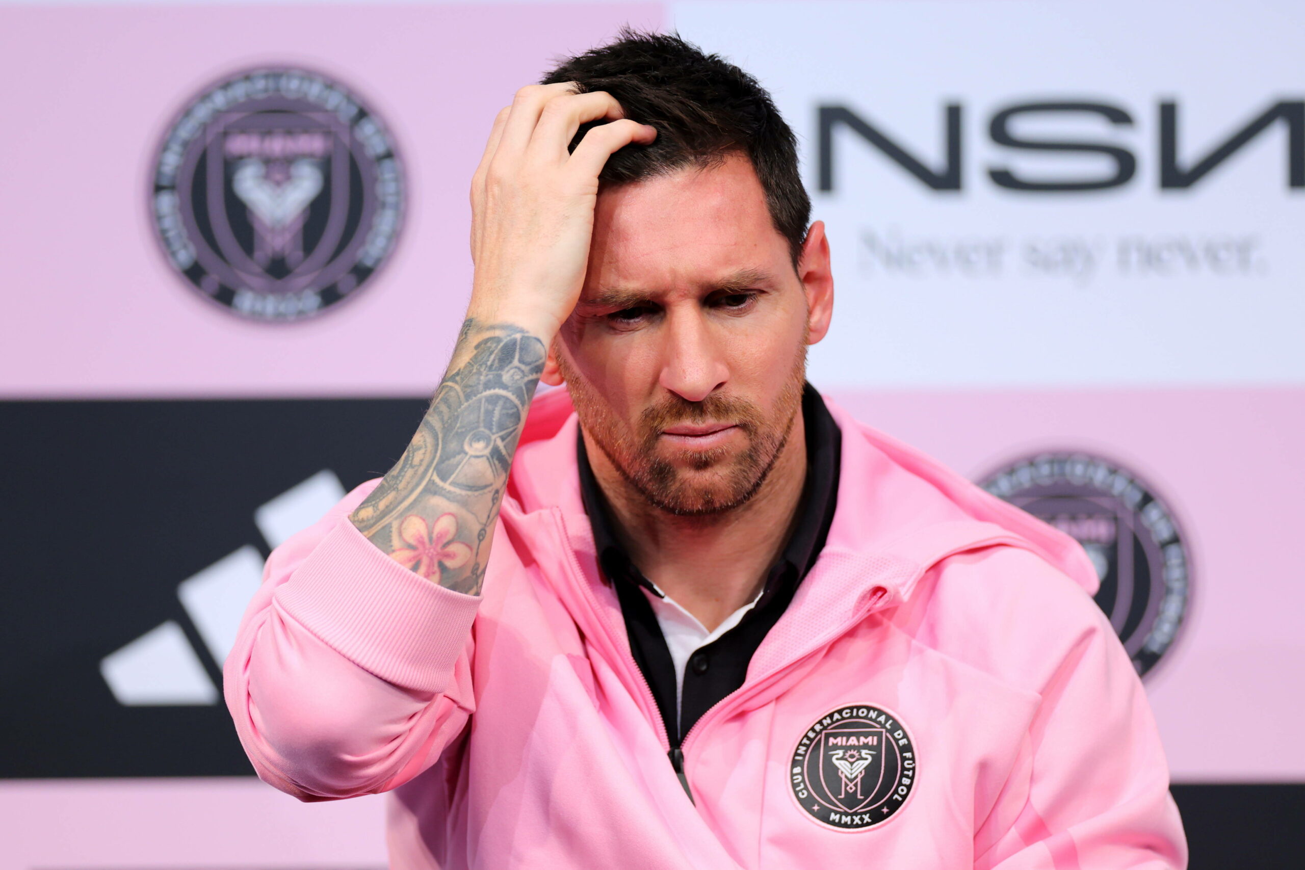 Lionel Messi kratzt sich besorgt am Kopf.