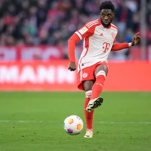 Alphonso Davies schießt den ball im Spiel.