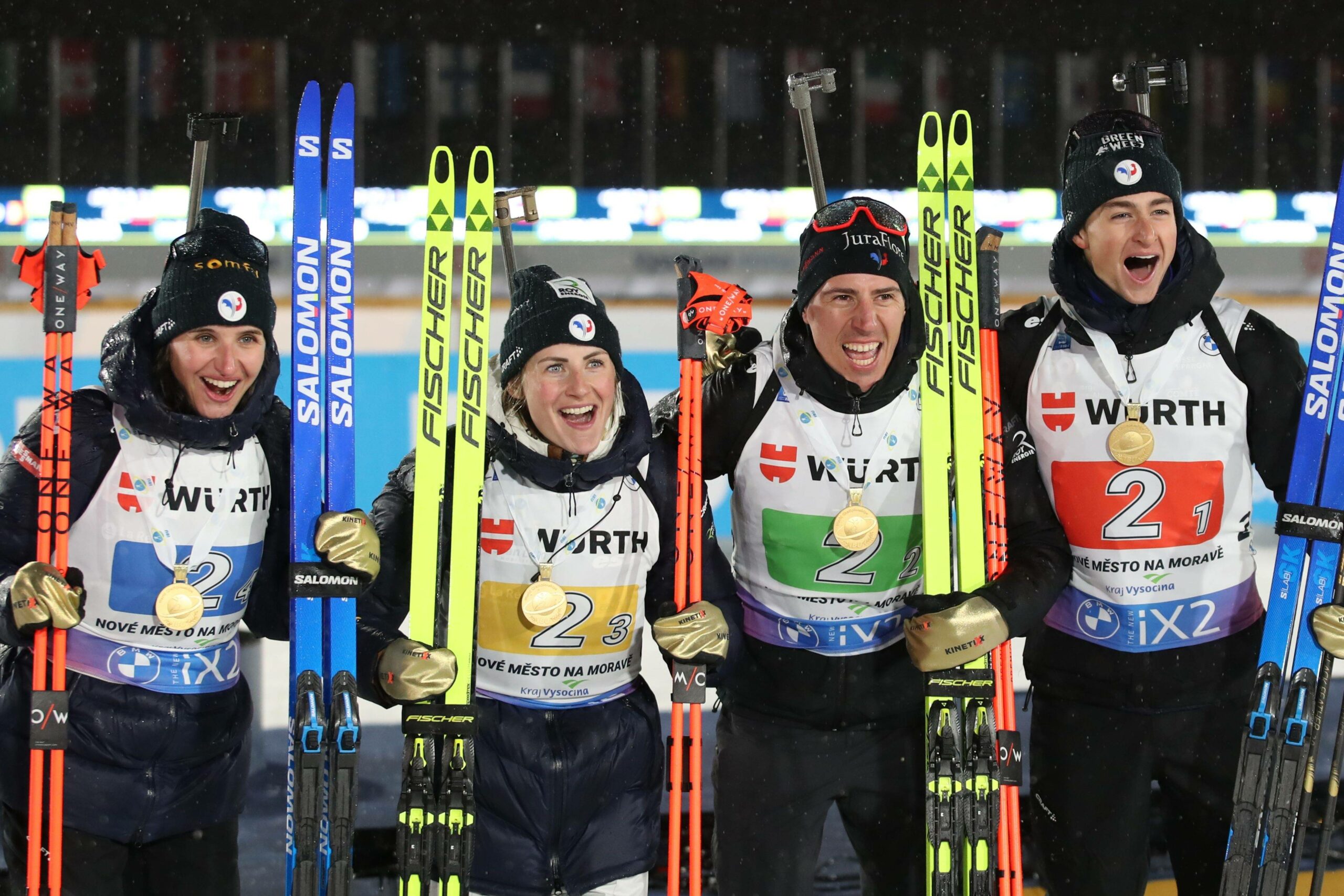 Bild der Französischen Mixed-Staffel nach ihrem Sieg im Biathlon in Nove Mesto.