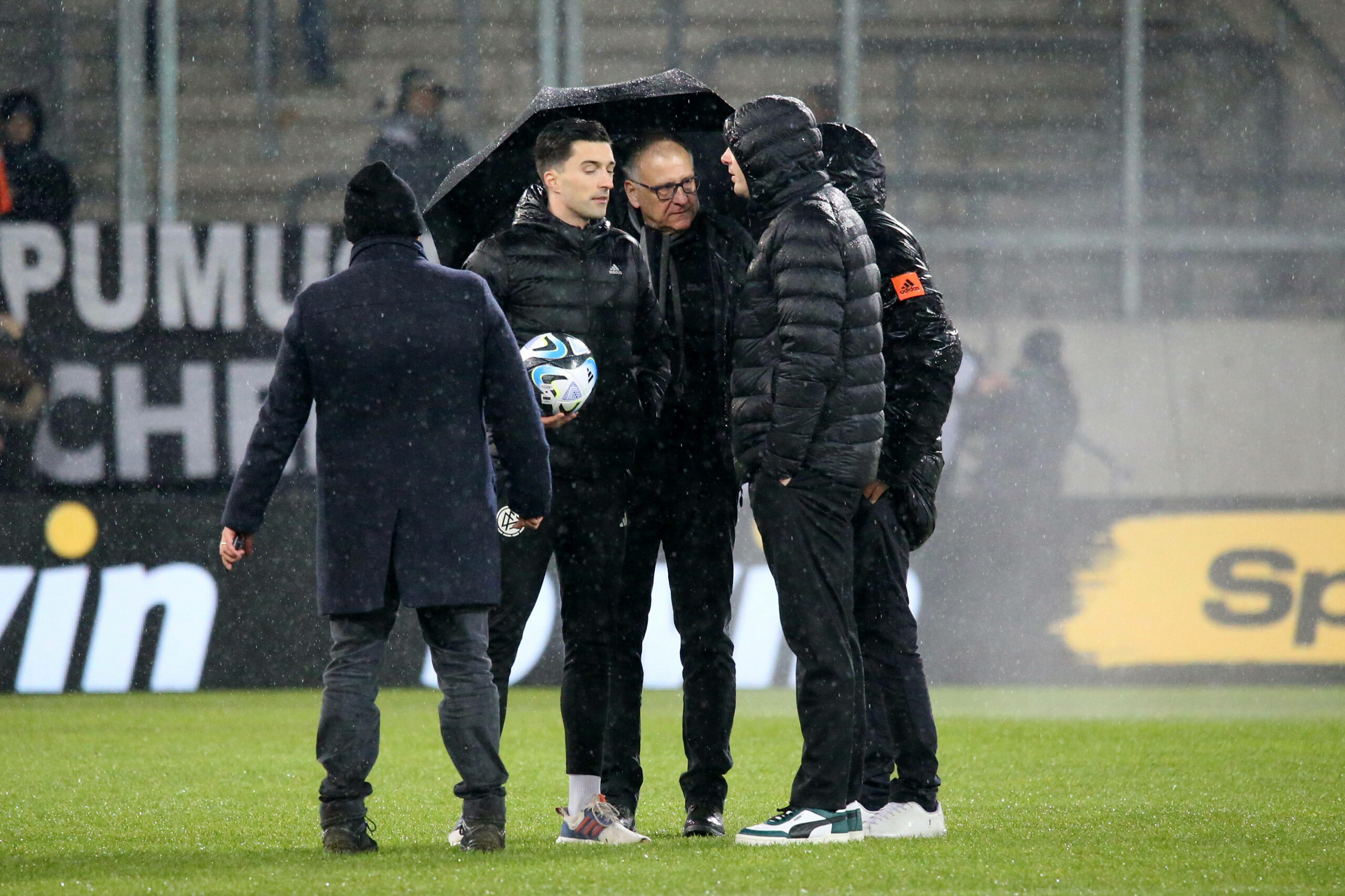 Schiedsrichter Florian Badstübner im Austausch mit Verantwortlichen vom 1. FC Saarbrücken
