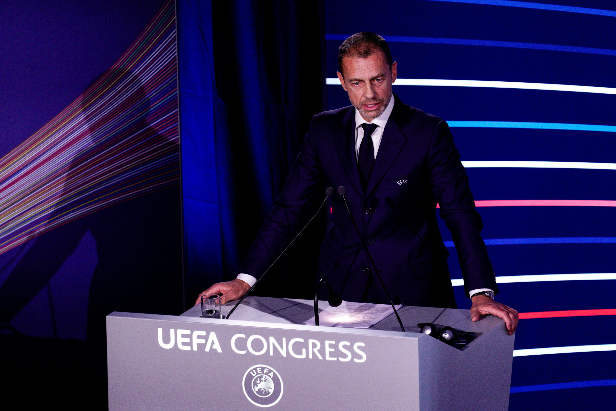 Aleksandere Ceferin steht auf der Bühne am Rednerpult des UEFA-Kongresses.