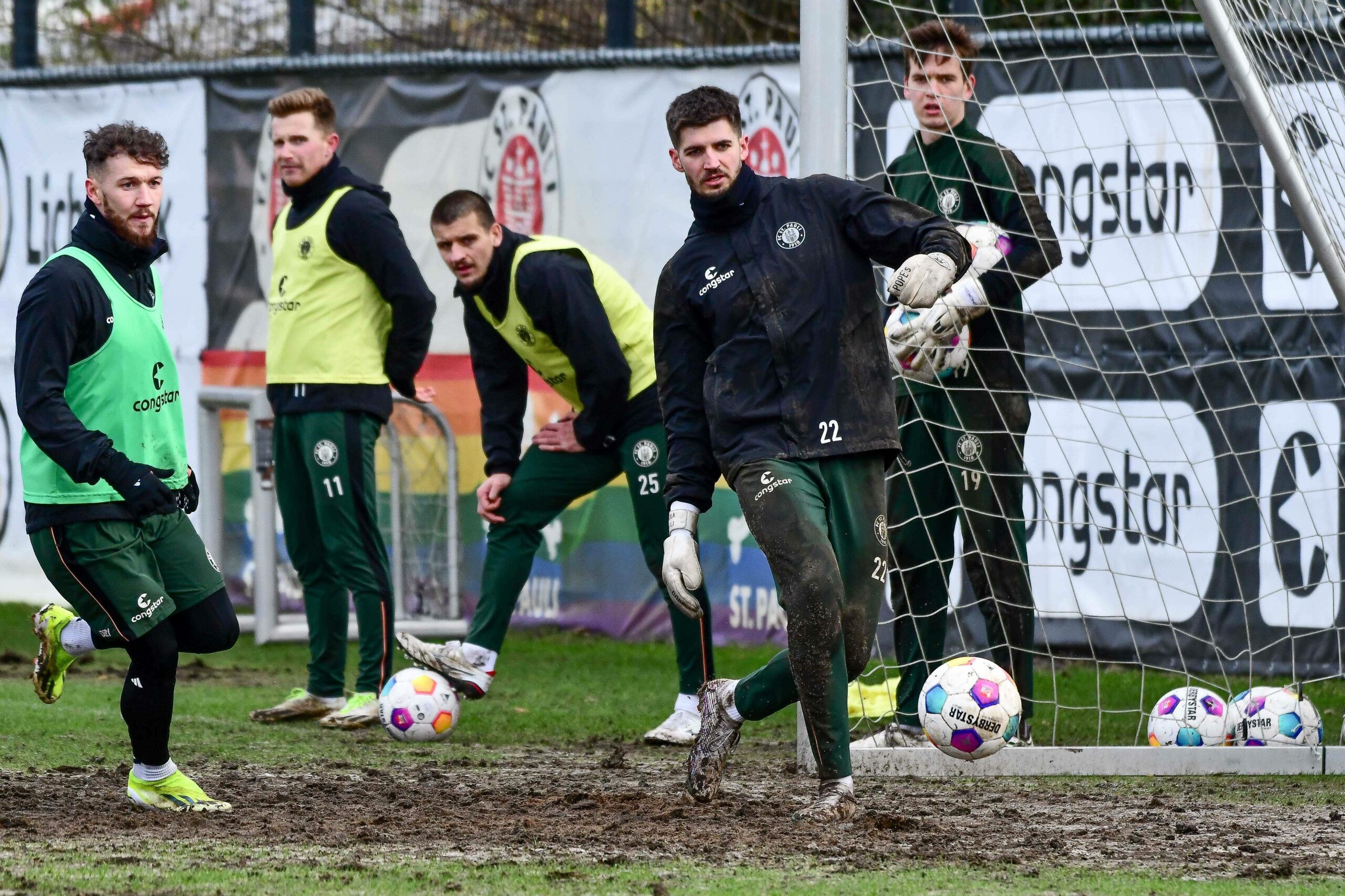 St. Paulis Fußballer beim Training auf den matschigen Plätzen.