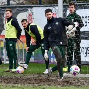 St. Paulis Fußballer beim Training auf den matschigen Plätzen.