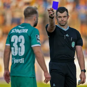 Schiedsrichter zeigt die Blaue Karte