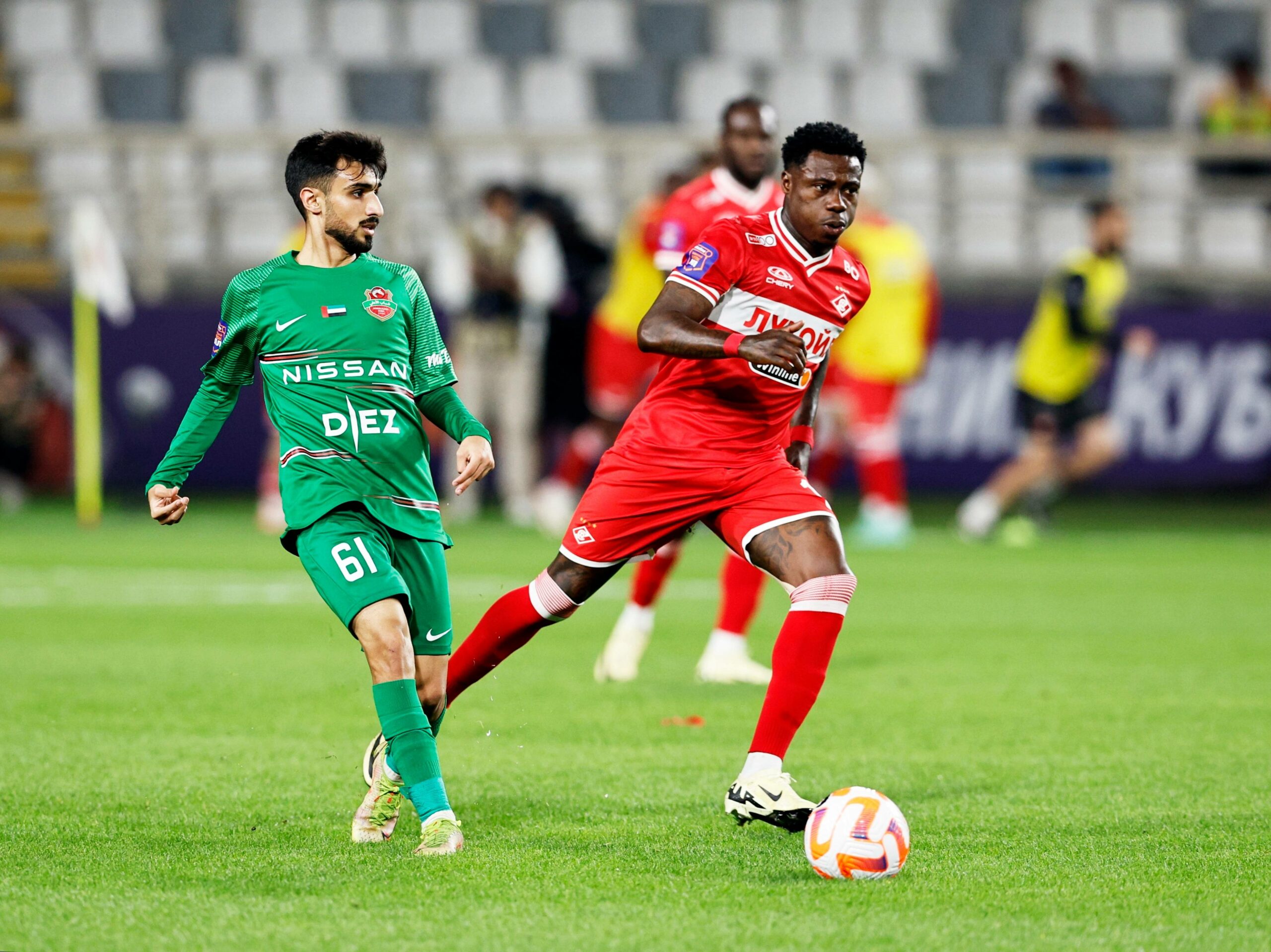 Quincy Promes (r.) im Zweikampf auf dem Platz.