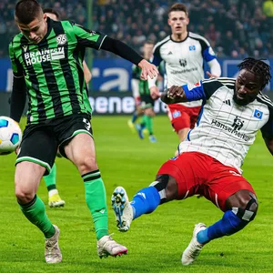 HSV-Verteidiger Stephan Ambrosius versucht Nicolo Tresoldi zu stoppen.