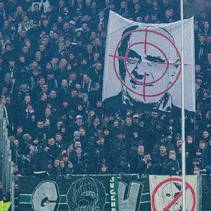 Im Gästeblock des Volksparkstadions waren Plakate mit Porträts in Fadenkreuzen zu sehen, darunter der Kopf von Hannovers Geschäftsführer Martin Kind.