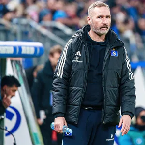 HSV-Trainer Tim Walter ist nach der 3:4-Niederlage gegen Hannover schwer angeschlagen.